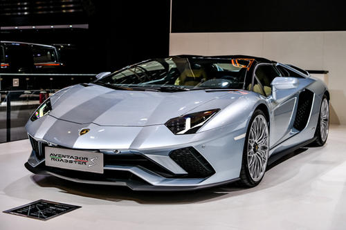 蘭博基尼預(yù)覽了新的V12可能是Aventador S