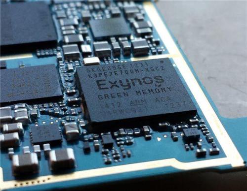 三星在這款手機的不同市場中提供了八核Exynos 8890處理器