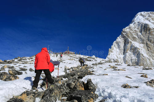 óscarMiguel Aresálvares受干旱環(huán)境啟發(fā)創(chuàng)建了抽象而艱苦的護理院