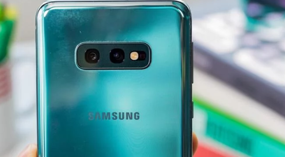 Galaxy S10 Lite泄漏顯示中央攝像頭被切掉