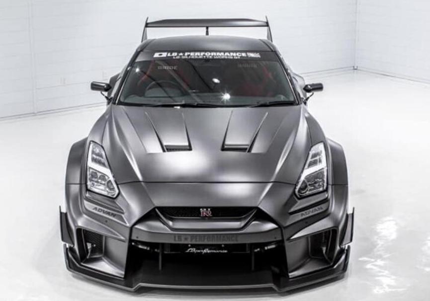 Liberty Walk Nissan GT-R在東京獲得70000美元原始碳外觀