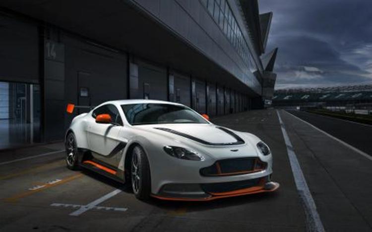 渲染的阿斯頓馬丁Vantage GT3公路車展現(xiàn)干凈的寬體外觀