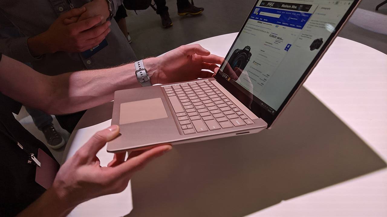 Surface Laptop 3維修免費(fèi)提供隨機(jī)破解的屏幕