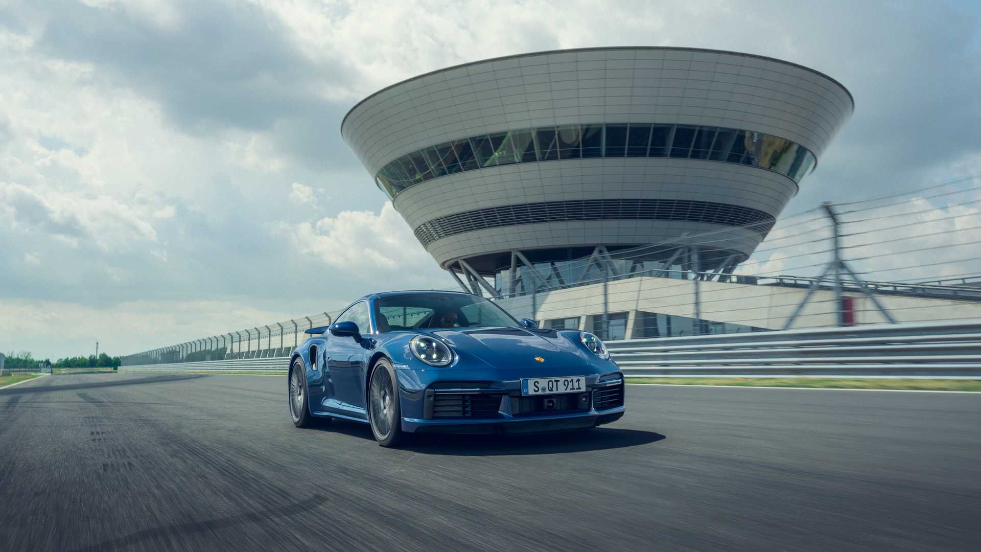 2021年保時捷911 Turbo的預(yù)算達到572馬力，為百萬富翁