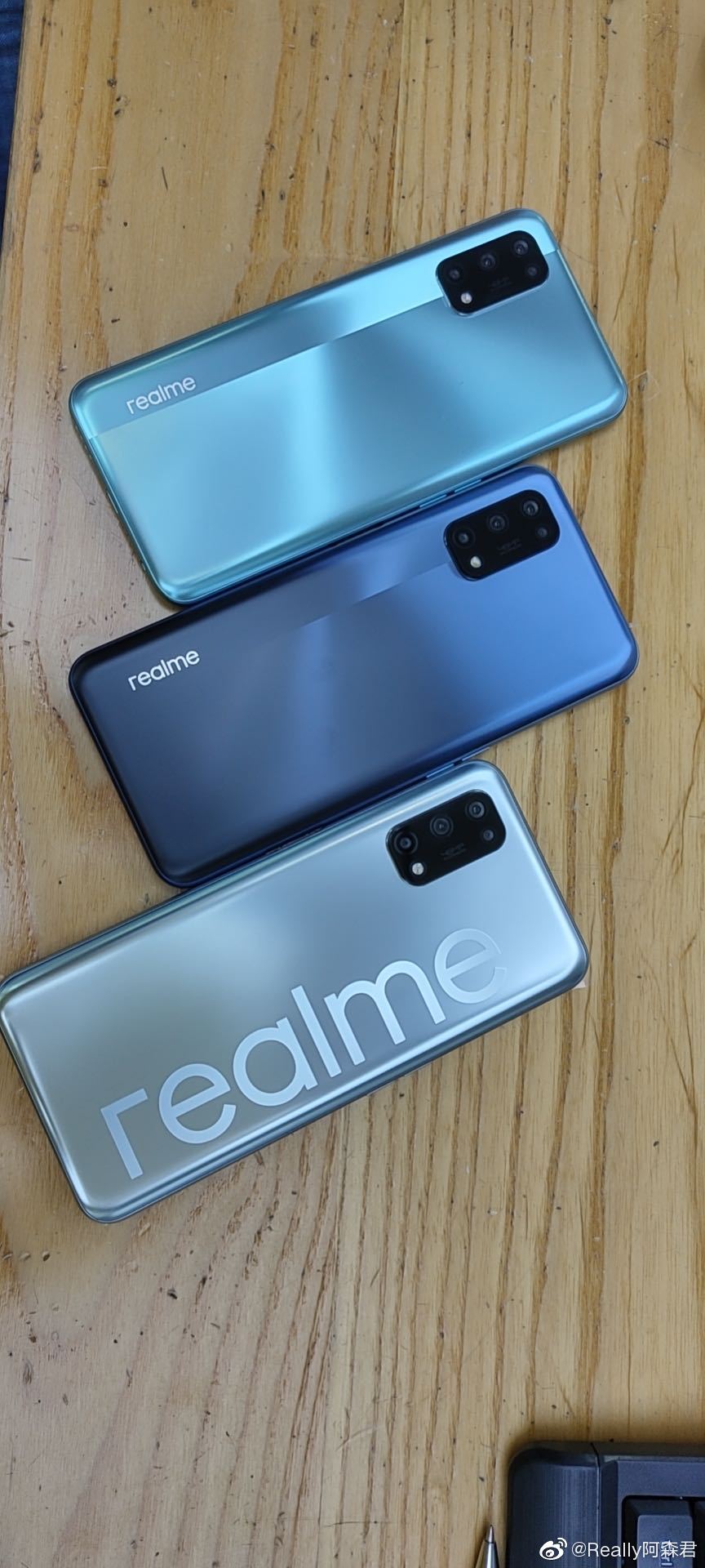 Realme V5實(shí)況拍攝似乎揭示了關(guān)鍵規(guī)格和顏色變化