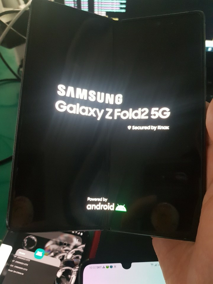 三星Galaxy Z Fold 2真實(shí)圖像似乎揭示了打孔顯示