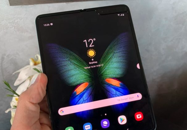 三星通過新軟件更新將其與Galaxy Z Fold 2的某些功能引入了Galaxy Fold