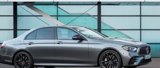 全新的2021年梅賽德斯AMG E53轎車在動(dòng)力，運(yùn)動(dòng)性和豪華感之間取得了令人滿意的平衡