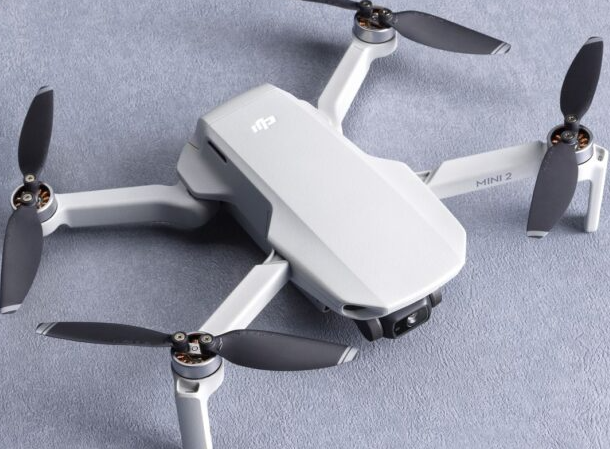 可以拍攝4K視頻的大疆DJI Mini 2無(wú)人機(jī)