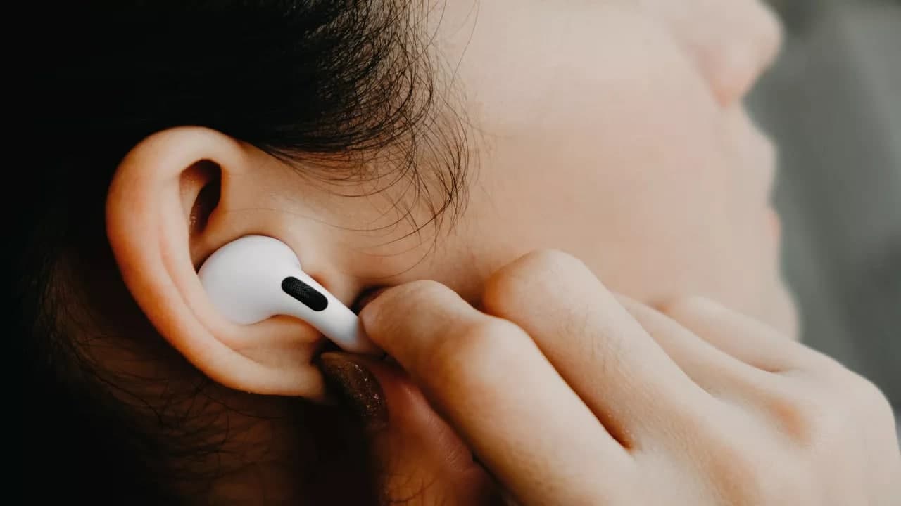 新的 AirPods Pro 更新可幫助您聽到安靜的對話—這是啟用它的方法